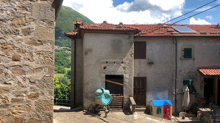 Casa con 5 locali in vendita in Bagni Di Lucca