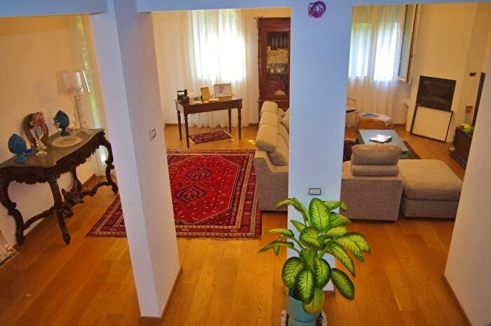 Casa con 8 locali in vendita in Zona Semicentro Ospedale Gallarate, Gallarate