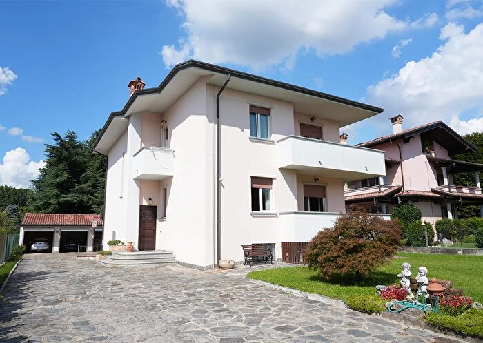 Casa con 8 locali in vendita in Macherio Via Trento E Trieste, Macherio