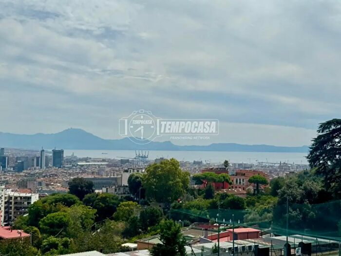 Appartamento con 5 locali in vendita in Via Ponti Rossi, Napoli