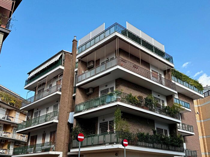 Appartamento trilocale in vendita in Via Emilio Praga, Roma