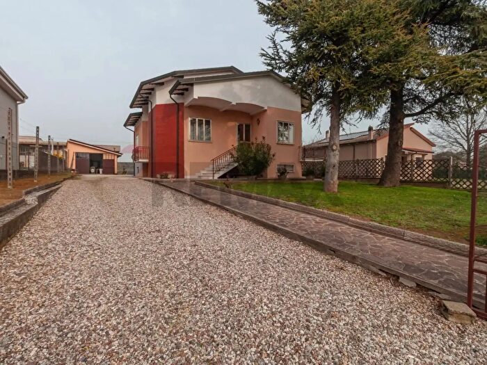 Casa con 9 locali in vendita in Via Leonardi Accordi, Castellucchio