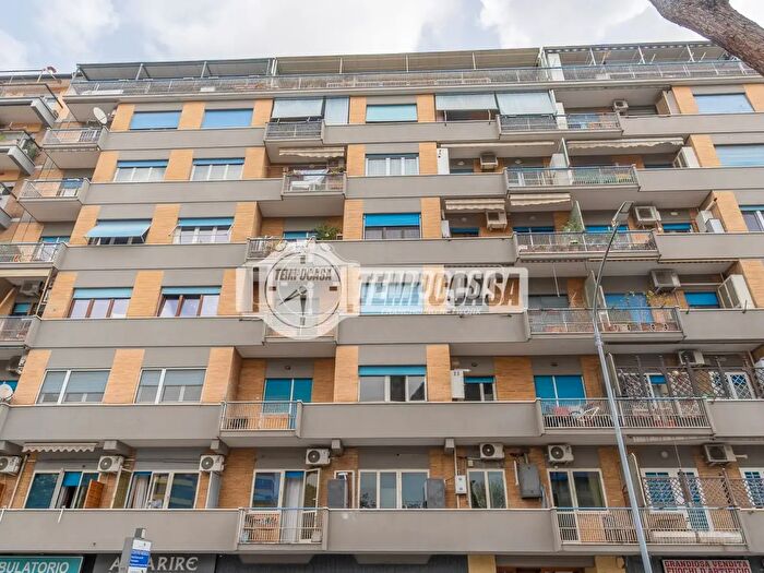 Appartamento quadrilocale in vendita in Via Appia Nuova, Roma