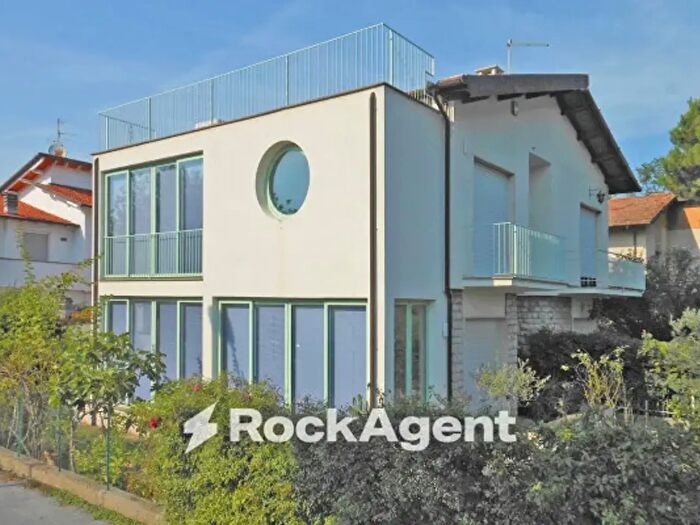Casa con 6 locali in vendita in Camaiore