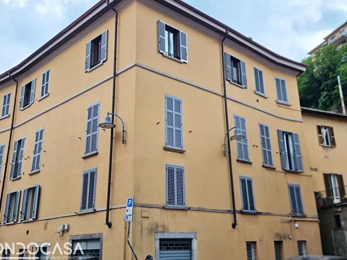 Appartamento trilocale in vendita in Via Borgovico, Como