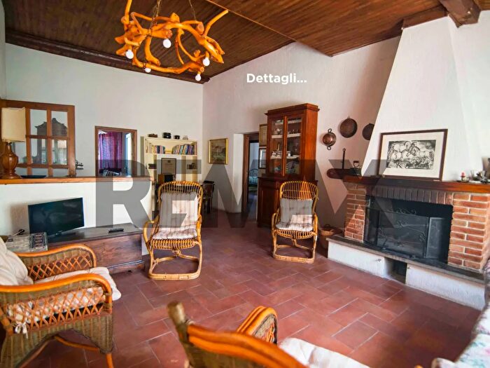 Casa con 8 locali in vendita in Via Trento, Roccastrada