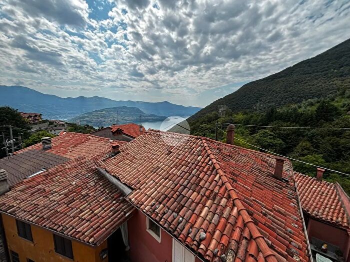Casa con 6 locali in vendita in Frazione Acquaiolo, Parzanica