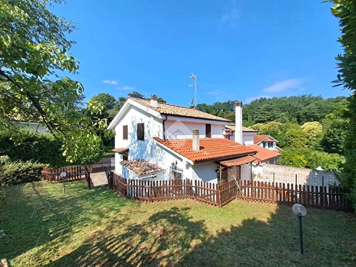 Casa quadrilocale in vendita in Via del Capricorno, Rignano Flaminio