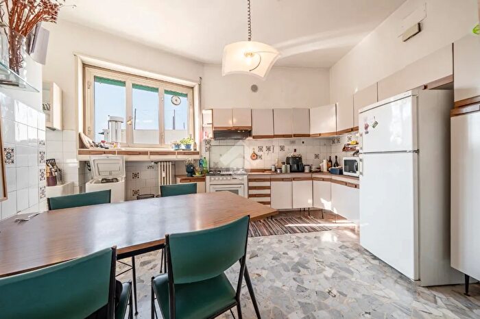 Appartamento con 5 locali in vendita in Via della Valverde, Verona