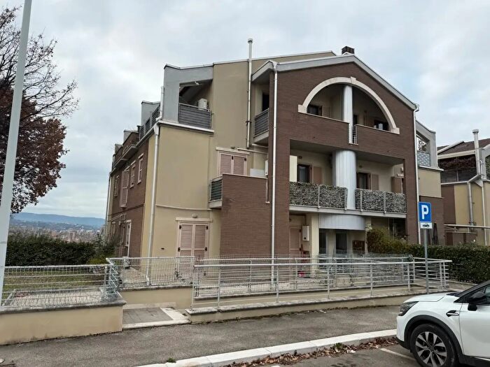 Appartamento quadrilocale in vendita in Attico in Via Carnano, Terni
