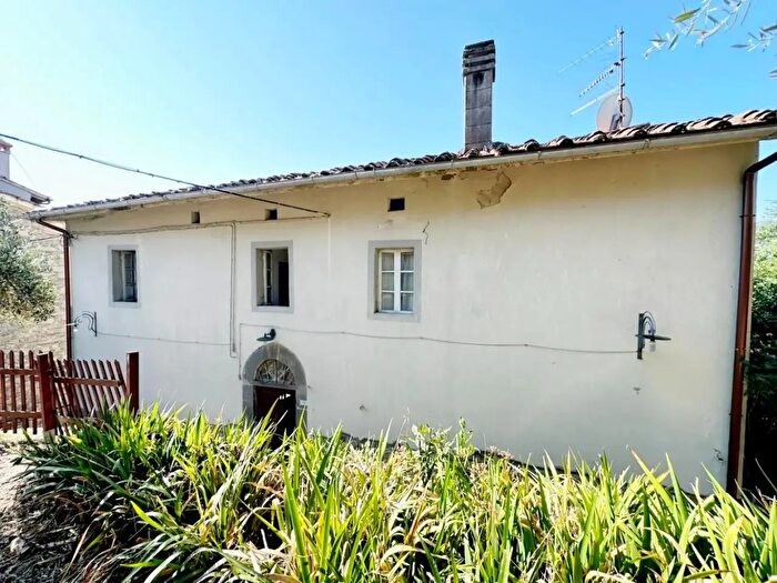 Casa con 7 locali in vendita in Villa Basilica