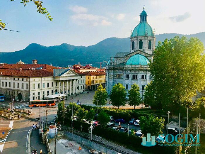 Appartamento quadrilocale in vendita in Via Giovio, Como