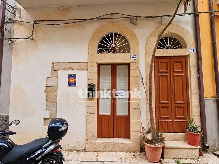 Appartamento con 9 locali in vendita in Via Pezza, Ragusa