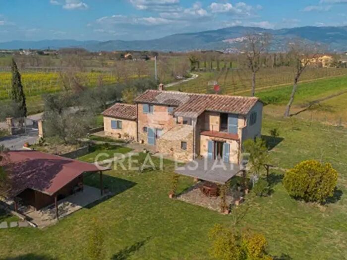 Casa con 6 locali in vendita in Via Benedetti, Cortona
