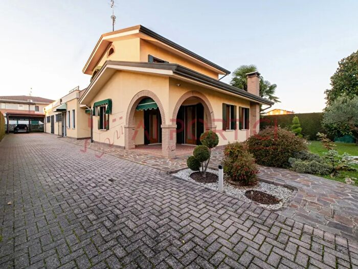 Casa trilocale in vendita in Via Generale della Chiesa, Brugine