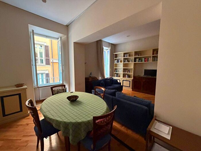 Appartamento con 6 locali in affitto in Via dei Crociferi, Trevi, Roma
