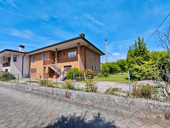 Casa con 8 locali in vendita in Zoppola