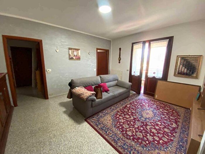 Appartamento quadrilocale in affitto in Via Roma, Castelnuovo Ne' Monti, Castelnovo Ne' Monti