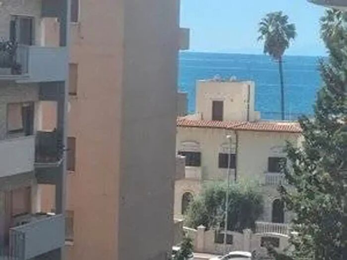 Appartamento con 6 locali in vendita in Via Umbria, Taranto