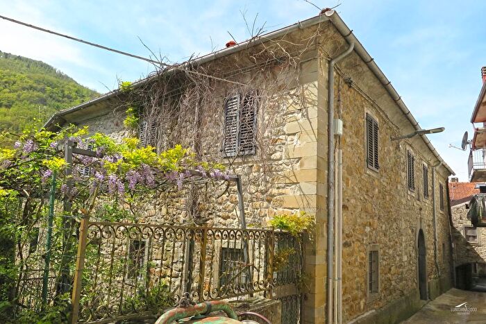 Casa con 10 locali in vendita in Comano