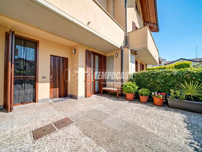 Casa quadrilocale in vendita in Via Giosuè Carducci B, Besnate