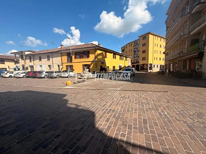 Casa con 8 locali in vendita in Piazza Campegi al, Tromello