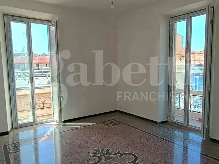 Appartamento con 6 locali in affitto in Via San Lorenzo, Savona
