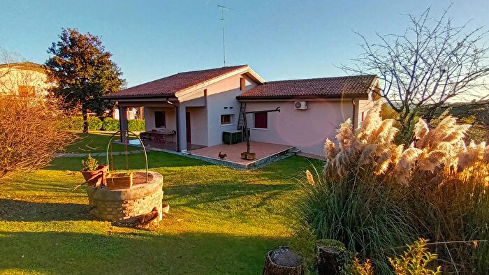 Casa con 10 locali in vendita in Refrontolo