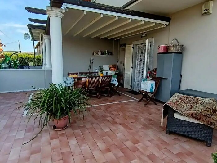 Casa quadrilocale in vendita in Montignoso