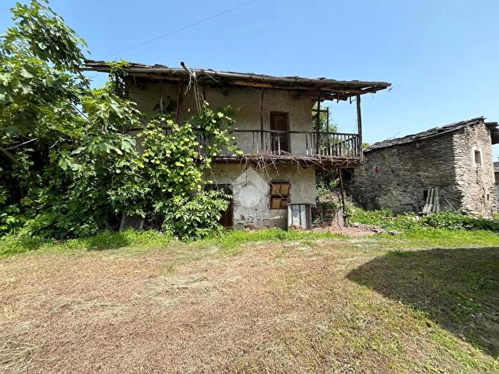 Casa con 5 locali in vendita in Via Carpeneti, Gambasca
