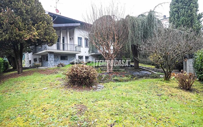 Casa con 5 locali in vendita in Oggiono