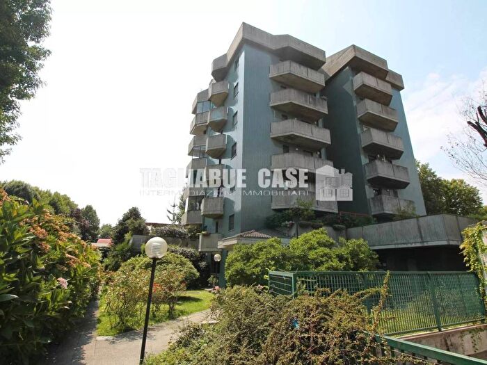 Appartamento trilocale in affitto in Via Antonio Cesari, Niguarda, Milano