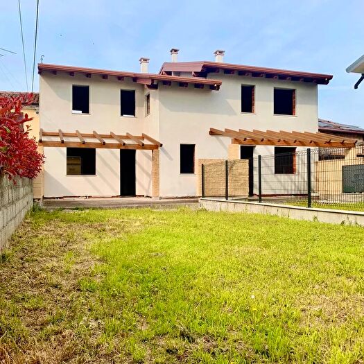 Casa con 8 locali in vendita in Legnago
