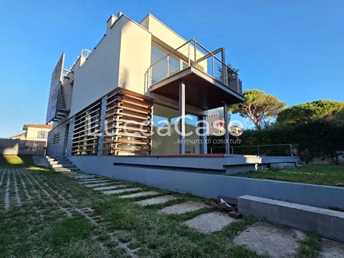 Casa con 9 locali in vendita in Camaiore