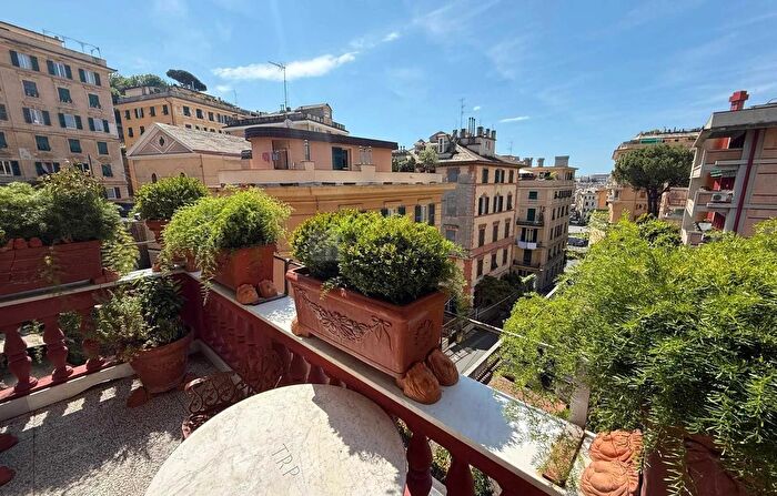 Appartamento con 10 locali in vendita in Via Peschiera, Genova