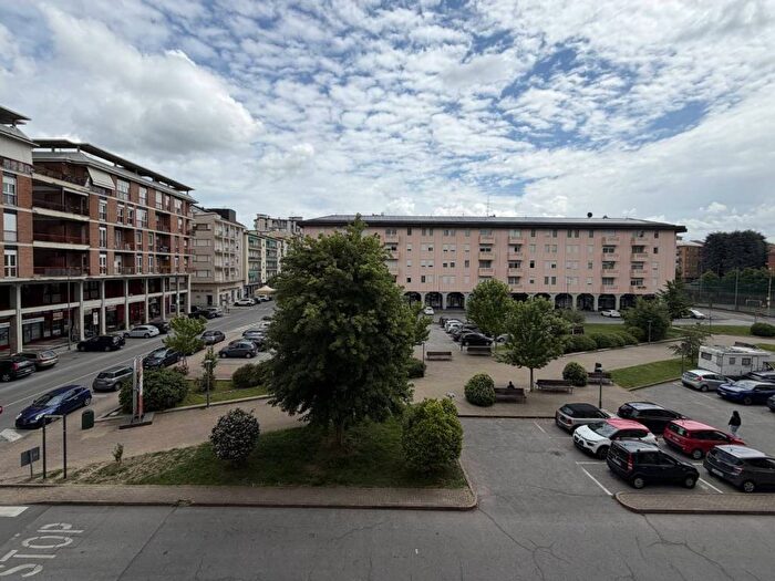 Appartamento quadrilocale in affitto in Piazza Cristo Re, Borgo Piave Corso Europa Zona Ferrero, Alba