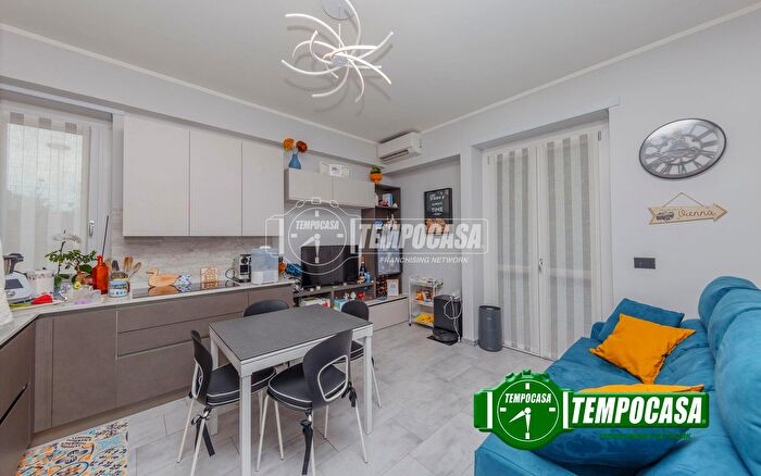 Appartamento trilocale in vendita in Viale Certosa, Milano