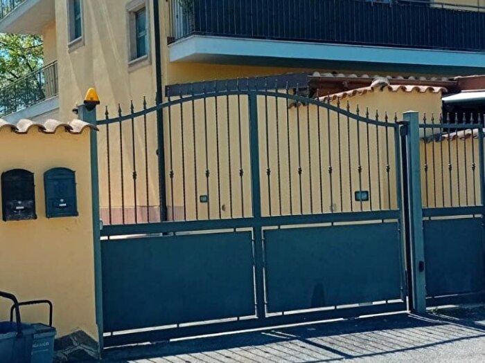 Appartamento trilocale in affitto in Via Allai, Rocca Cencia, Roma