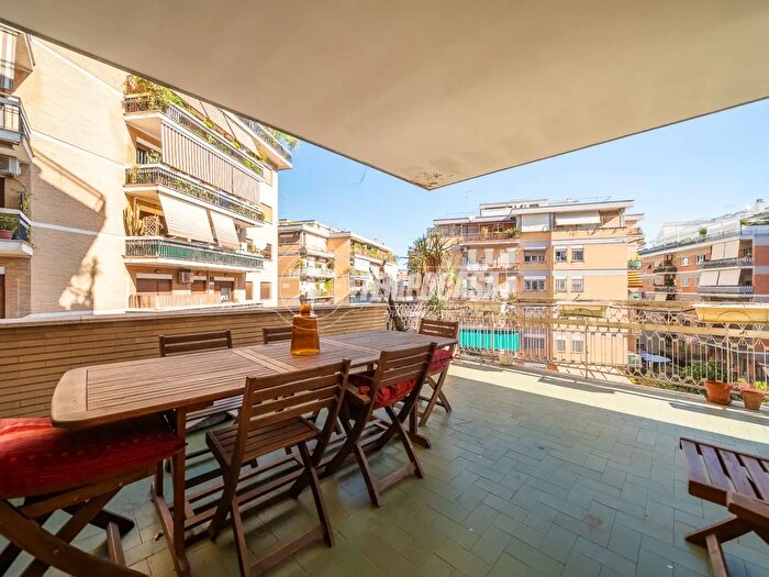 Appartamento con 5 locali in vendita in Via Antonio De Viti De Marco, Roma