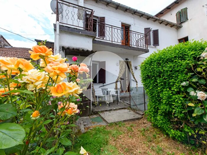 Casa con 5 locali in vendita in Ventasso