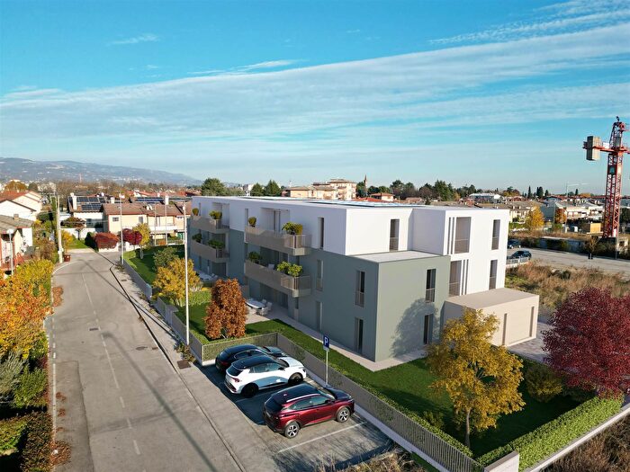 Appartamento con 6 locali in vendita in Via Peschiera, Thiene