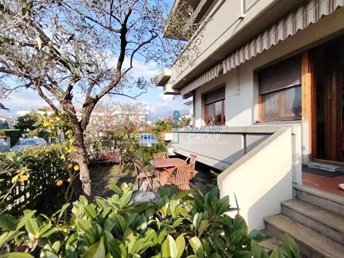 Appartamento con 5 locali in vendita in Via Podenzana, Massa