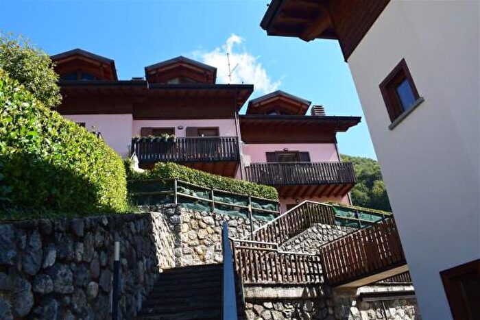 Appartamento trilocale in vendita in Via Monte Grappa, Cornalba