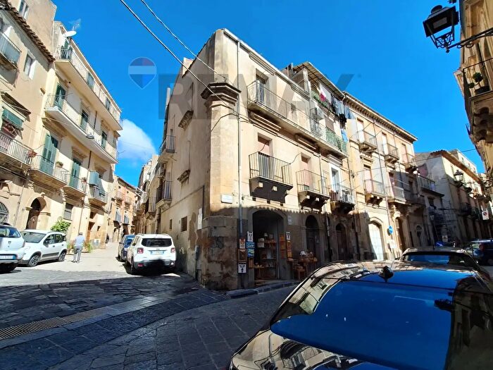 Appartamento con 5 locali in vendita in Via Don Luigi Sturzo, Caltagirone