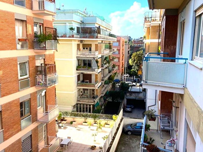 Appartamento trilocale in affitto in Via Ugo De Carolis, Balduina, Roma