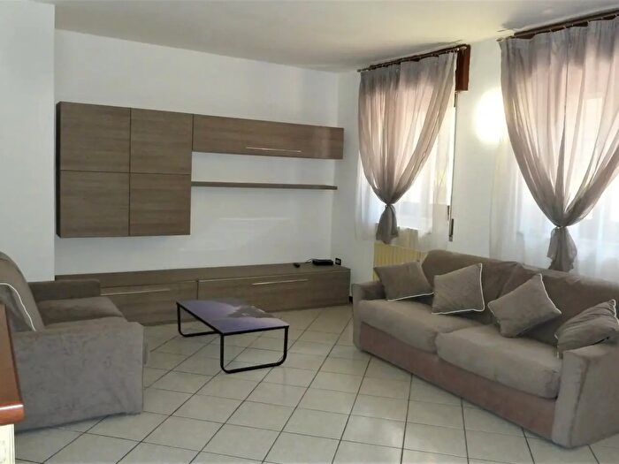 Appartamento trilocale in affitto in Desenzano Del Garda