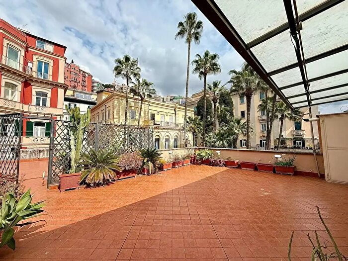 Appartamento trilocale in vendita in Via G Martucci, Napoli