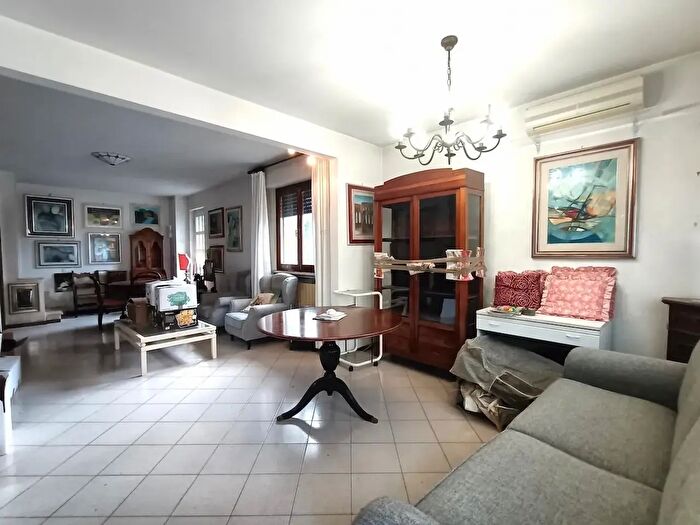 Casa con 7 locali in vendita in Viareggio