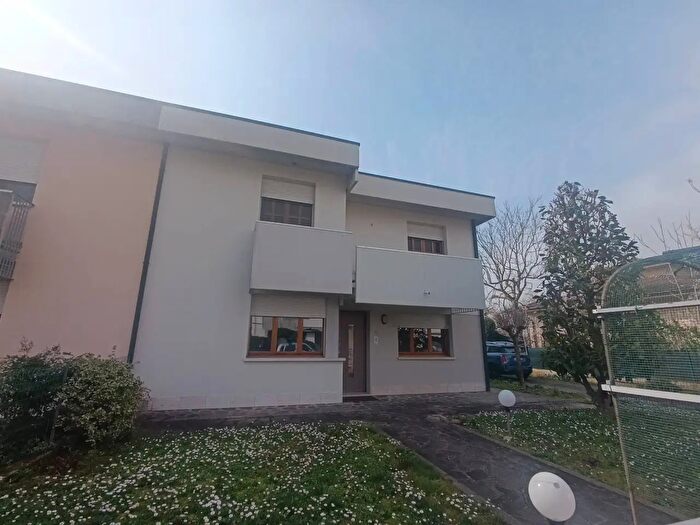 Casa con 7 locali in affitto in Mirandola