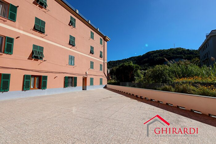 Appartamento quadrilocale in vendita in Via Campi, Genova